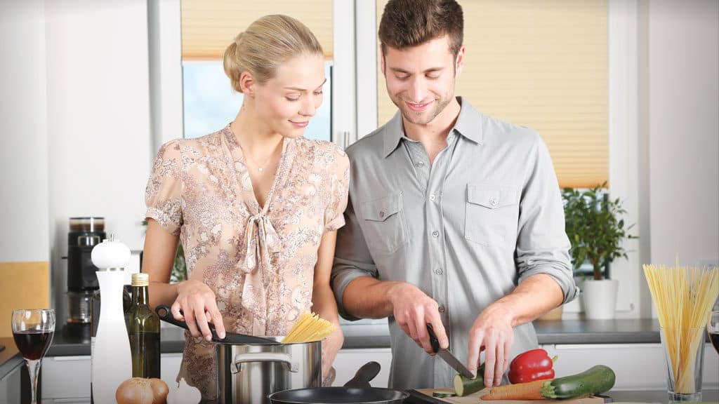 Casal cozinhando